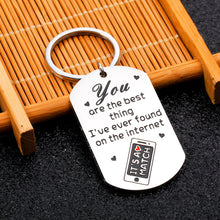 Load image into Gallery viewer, Gifts for Women Men Funny Keychain for Online Friends Boys Girls Cute Birthday Christmas Gift for New Boyfriend Girlfriend 1 Year Anniversary Present for Wife Husband BFF Met Online Dating Gift